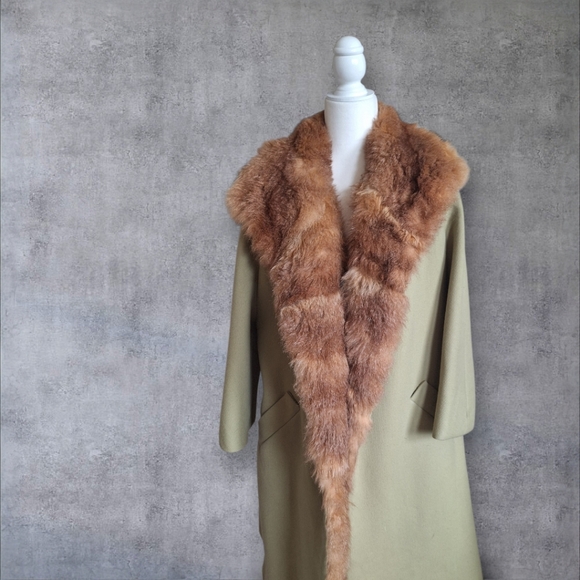 Jackets & Blazers - Preloved Elegant Pistaccio Coat with Faux Fur Collar - Unbranded